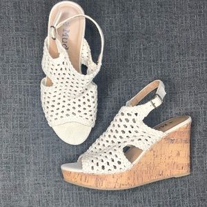 Mudd light taupe/cream cork wedges.